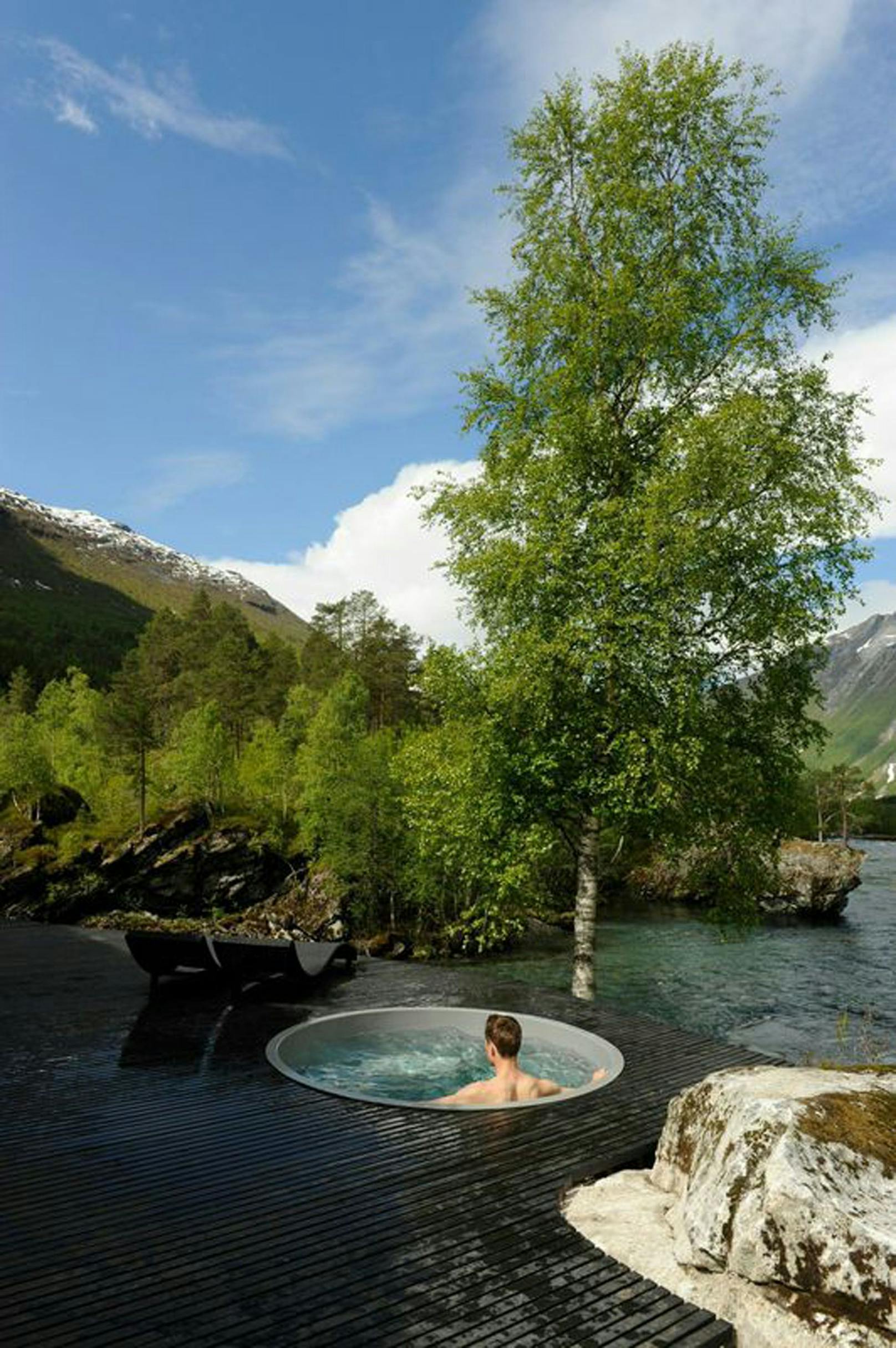 Das Juvet Landscape Hotel in Norwegen ist ein absoluter Hingucker und vermutlich der Inbegriff von „Nature Hideaway”. Es ist umgeben von wilder Natur und erholsamer Stille. Außerdem diente das Hotel im futuristischen Thriller Ex Machina als Haus des exzentrischen Nathan.