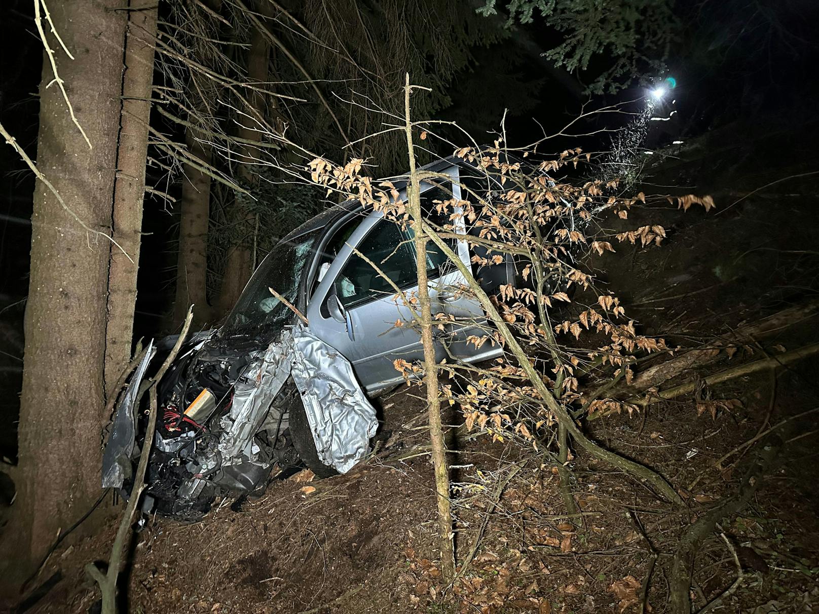 In Schlitters geriet ein Pkw-Lenker am Freitagabend über einen Fahrbahnrand und stürzte über ein steiles Feld ab. 