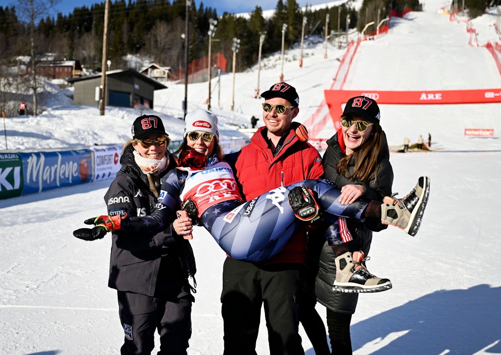 Mikaela Shiffrin wurde nach ihrem Rekord-Sieg von ihrem Bruder überrascht. 