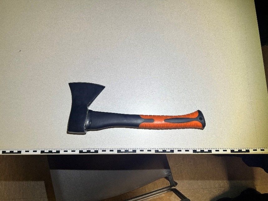 Der Beschuldigte ging mit dieser Axt auf die Polizisten los – diese griffen zum Taser und stoppten so den Angreifer. 