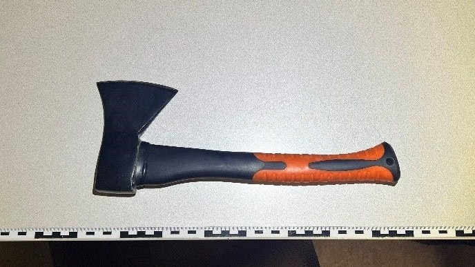 Der Beschuldigte ging mit dieser Axt auf die Polizisten los – diese griffen zum Taser und stoppten so den Angreifer. 