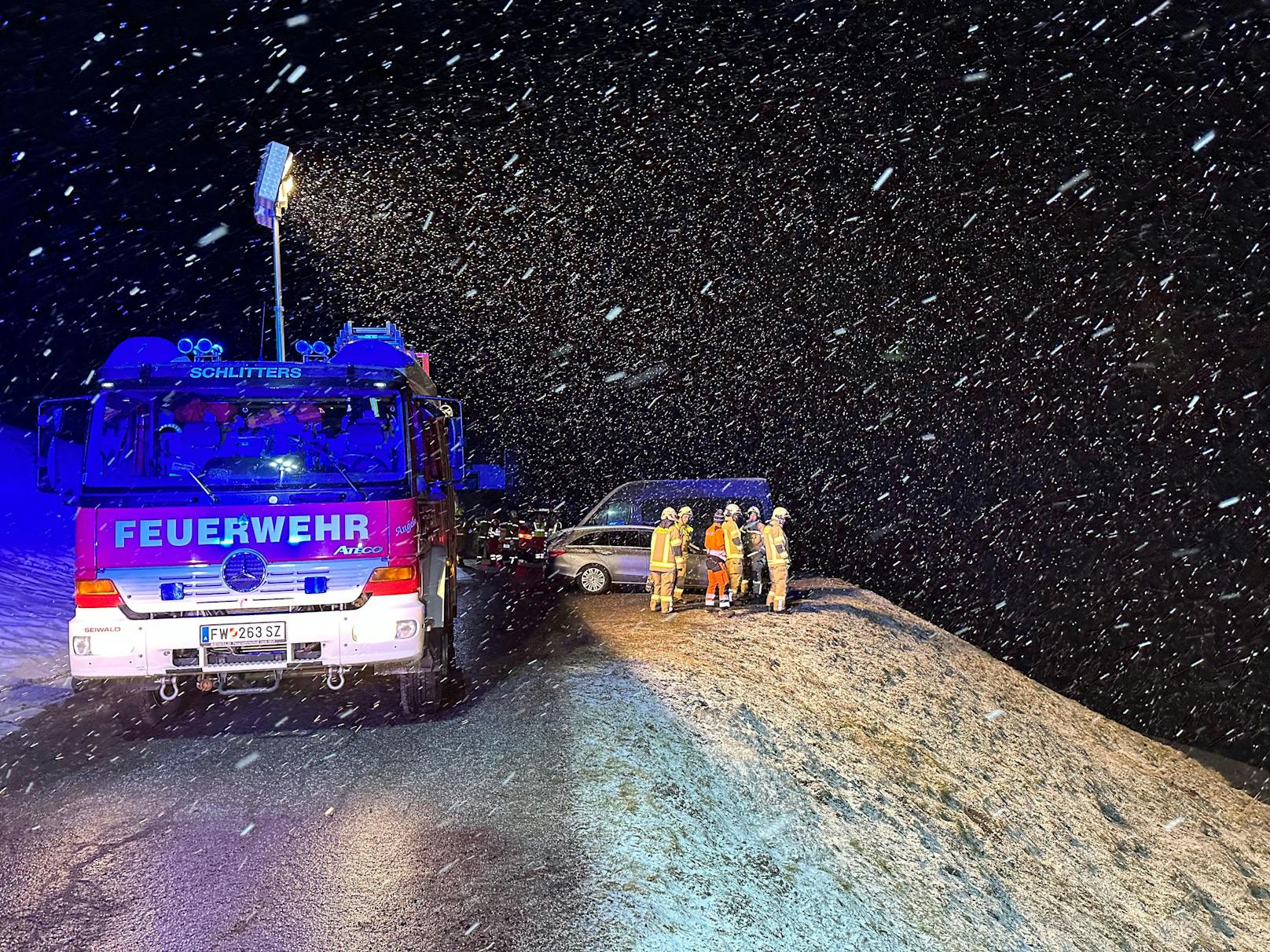 In Schlitters geriet ein Pkw-Lenker am Freitagabend über einen Fahrbahnrand und stürzte über ein steiles Feld ab. 