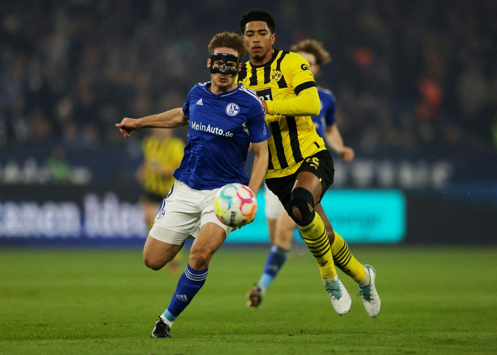 Schalke knöpft Dortmund im Revier-Derby einen Punkt ab. 