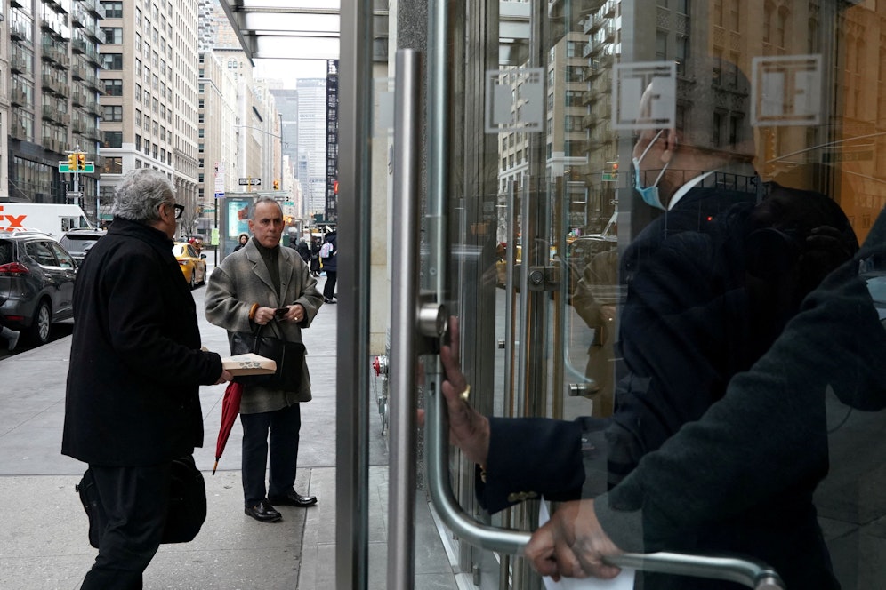 Kunden standen vor den SVB-Filialen Schlange, um ihr Geld abzuheben.