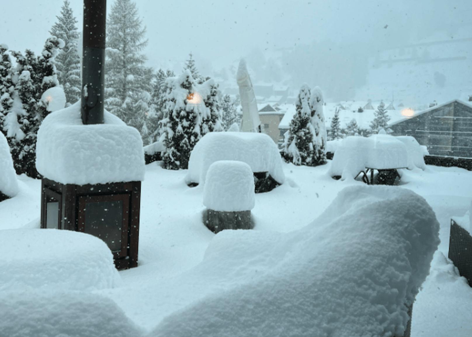Schneewalze überrollt Ort – Österreicher sitzen fest