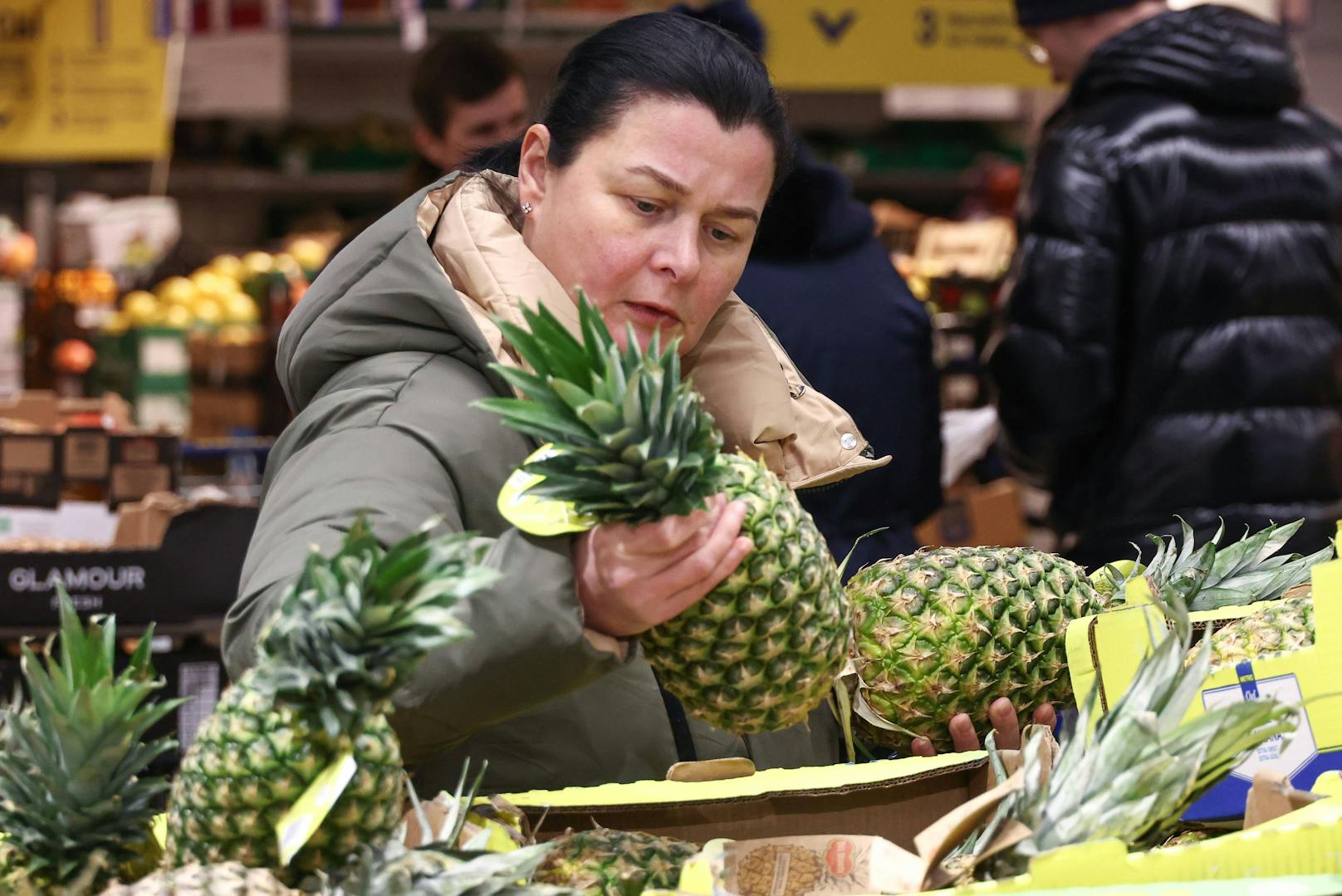 Ein Moskauer Supermarkt kurz vor Silvester 2022: Die Gemüse- und Früchteregale sind prall gefüllt mit Frischwaren.