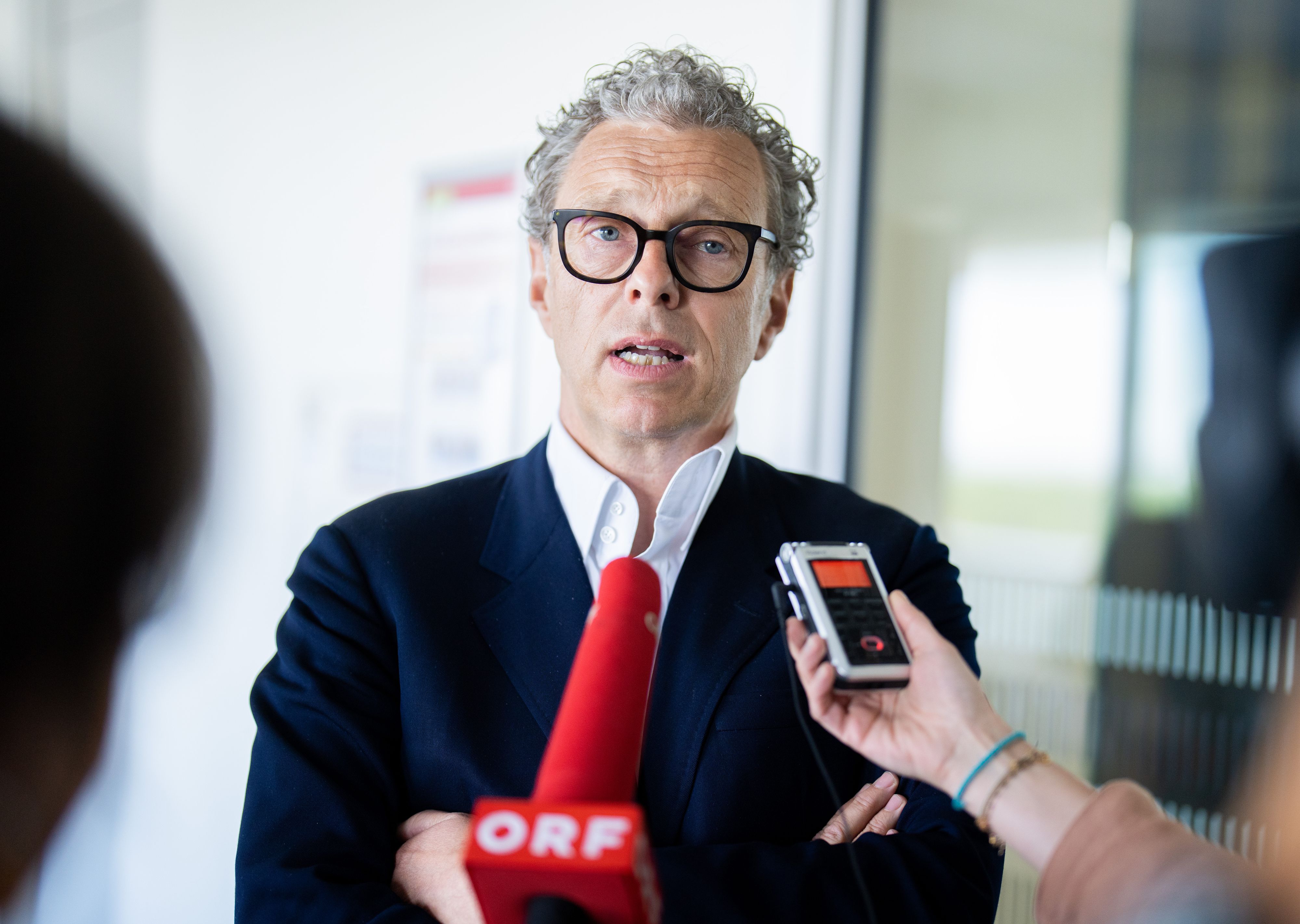 Der von der SPÖ entsandte ORF-Stiftungsrat Heinz Lederer stellt die Möglichkeit höherer GIS-Gebühren in den Raum. Eine "Notwehrmaßnahme", wie er beteuert. 