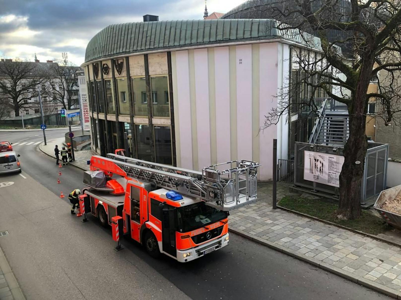 Durch den Sturm wurde das Dach des Landestheaters in Linz beschädigt. Die Feuerwehr steht im Einsatz.