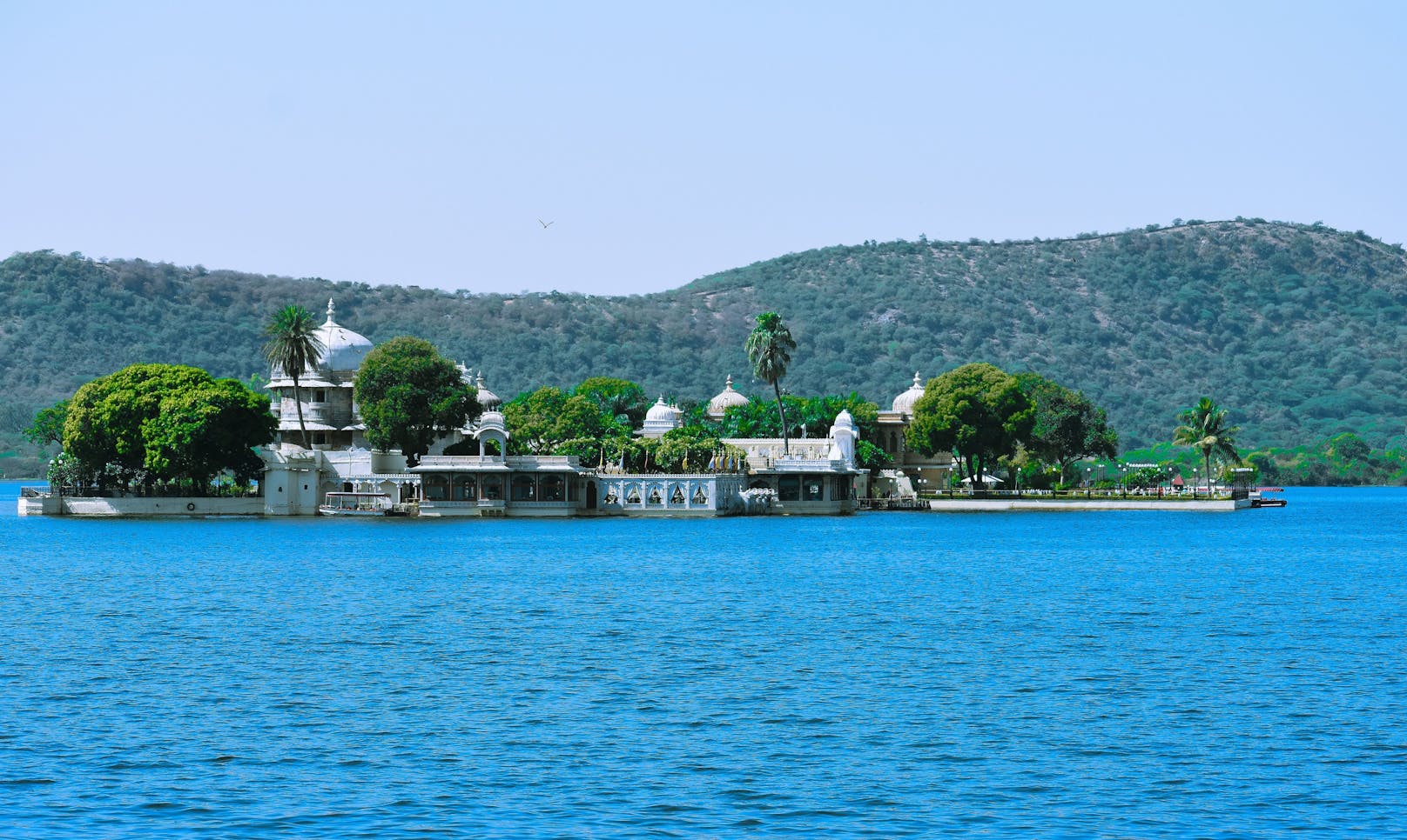 Ein ganz besonderer Drehort, der auf jeden Fall eine Erwähnung wert ist, ist das Taj Lake Palace in Udaipur in Indien. Das traumhafte Hotel diente als Kulisse in James Bond 007: Octopussy von 1983.