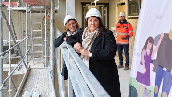 Vizebürgermeisterin und Wohnbaustadträtin Kathrin Gaál (SPÖ) und Bezirksvorsteherin Lea Halbwidl zeigten sich von der ökologischen Bauweise und der zukünftigen Lebensqualität im Gemeindebau angetan.