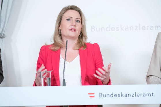 Integrationsministerin Susanne Raab legt in der Debatte um Sozialleistungen für Migranten nach.