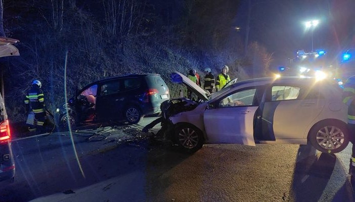 Sieben Personen wurden beim Crash verletzt.