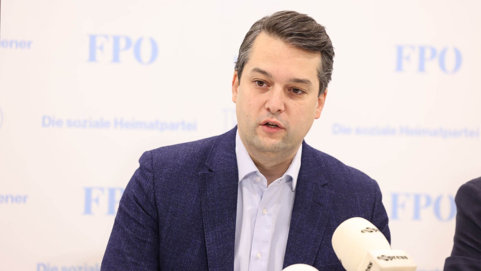 Dominik Nepp (FPÖ) kritisiert den Fernwärme-Rabatt und das Sozialpaket der SPÖ.