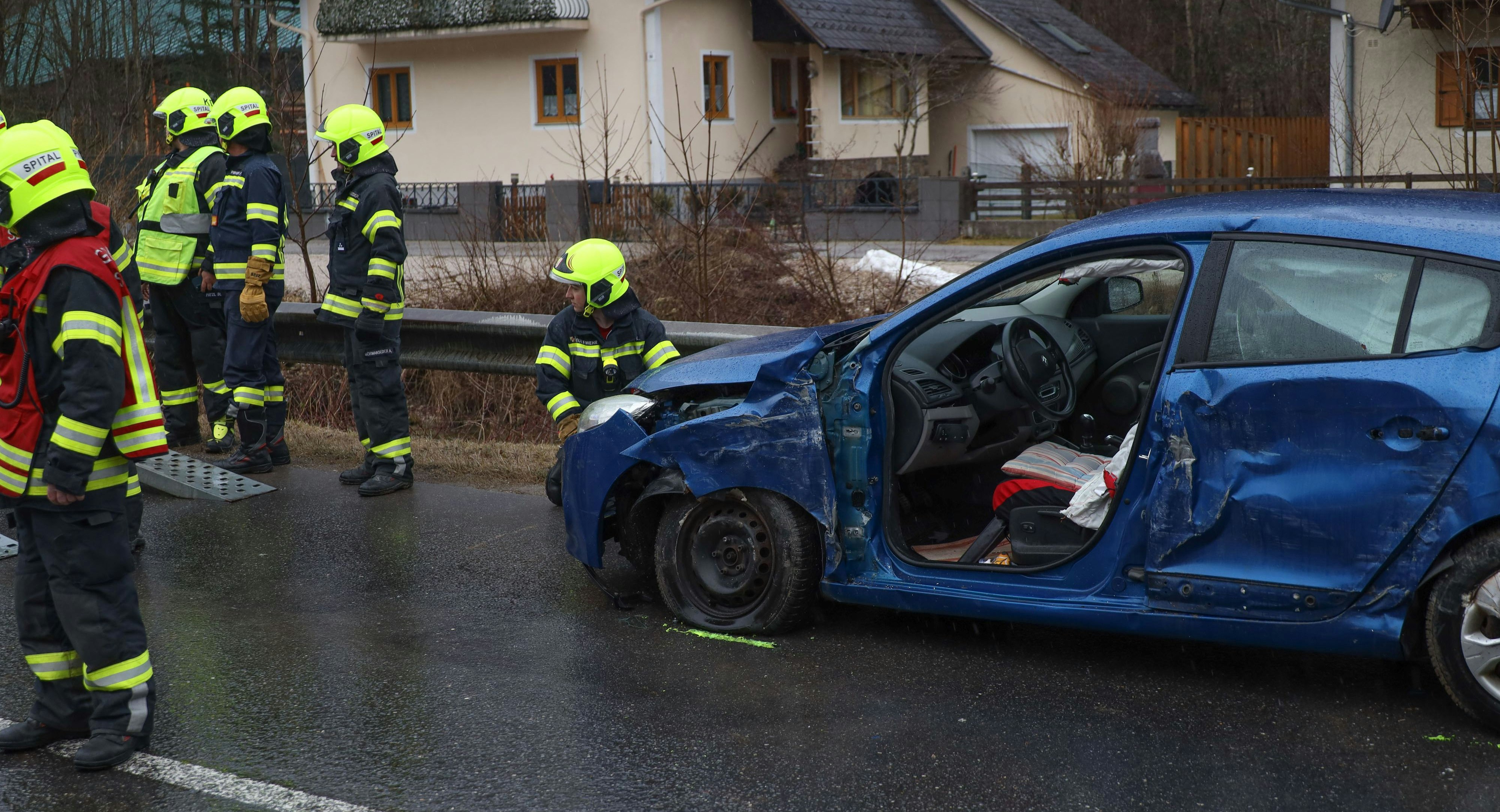 Das vom Unfall gezeichnete Auto der verletzten Lenkerin. 