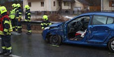 Heftiger Bus-Crash – Unfalllenkerin muss befreit werden