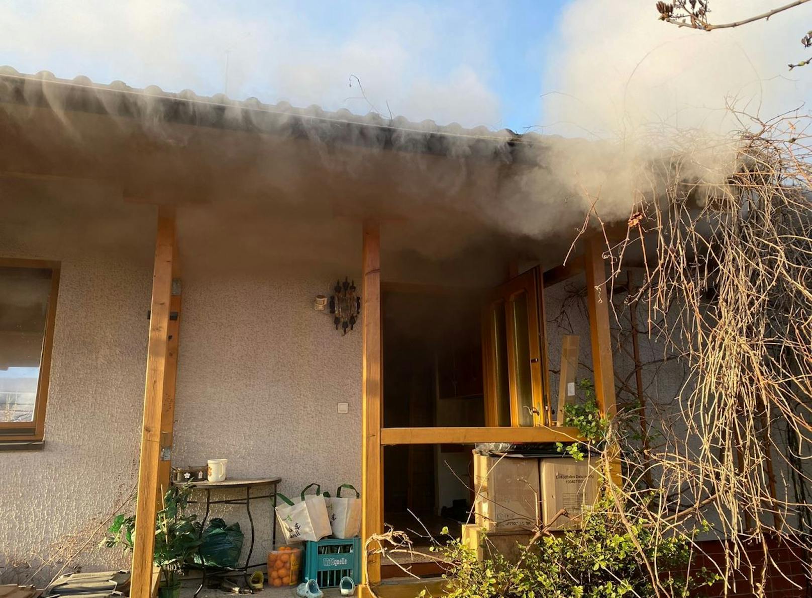 Frau versuchte Wohnhausbrand mit Schlauch zu löschen