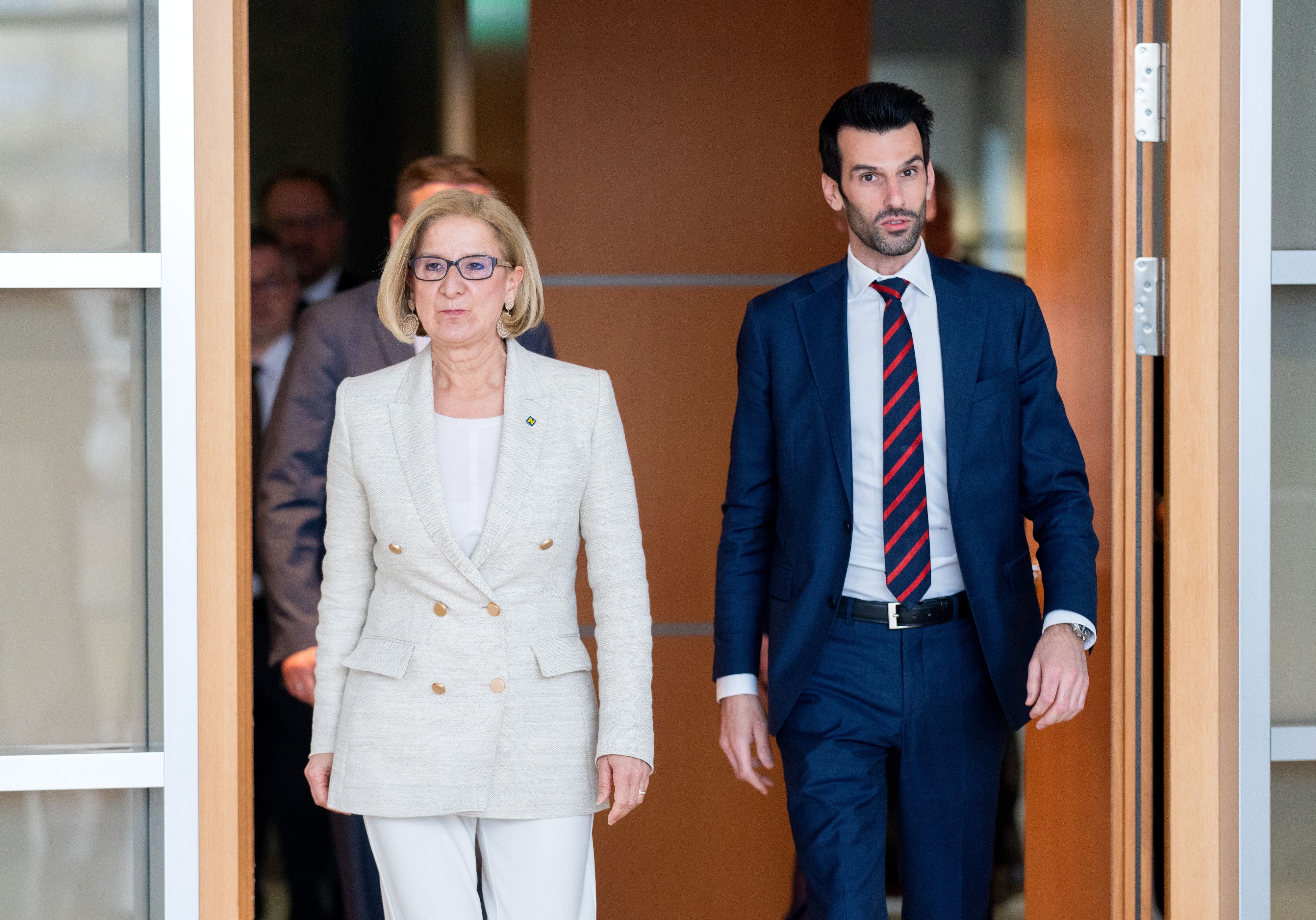 vlnr.: LH VPNÖ-Chefin Johanna Mikl-Leitner und FPÖ-Landespartei- und -klubobmann Udo Landbauer am Freitag, 10. März 2023, während eines Doorsteps nach Verhandlungen von ÖVP und FPÖ zum Thema Finanzen in St. Pölten. - FOTO: APA/GEORG HOCHMUTH - 20230310_PD7346 - Rechteinfo: Rights Managed (RM)