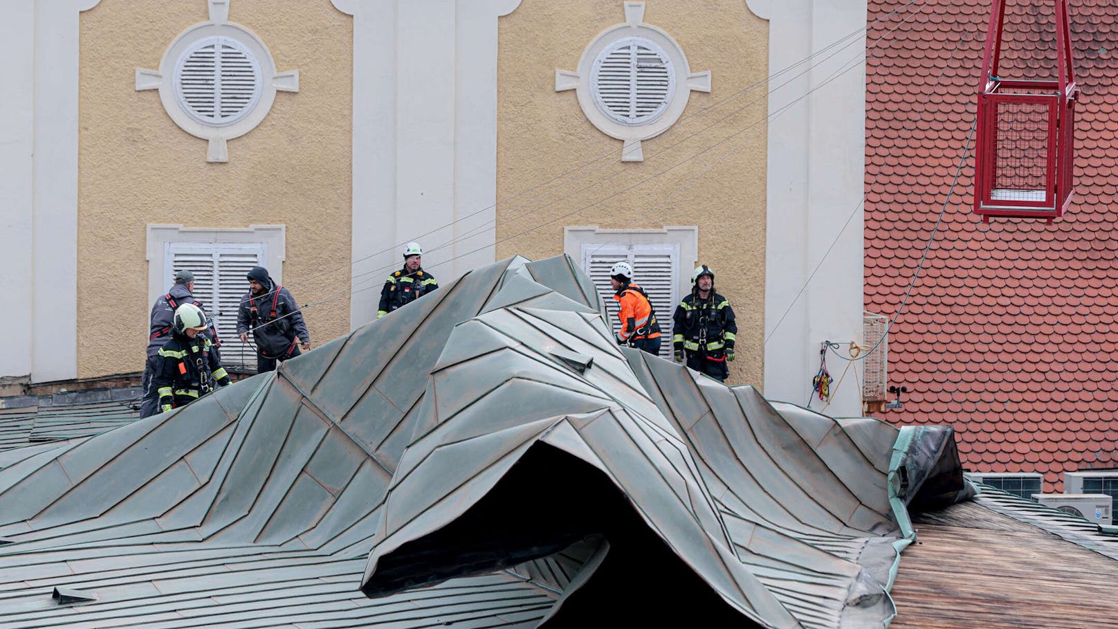 In Linz hob der Sturm einen Teil des Landestheaters; im Bezirk Eferding endete ein Zwischenfall tödlich.