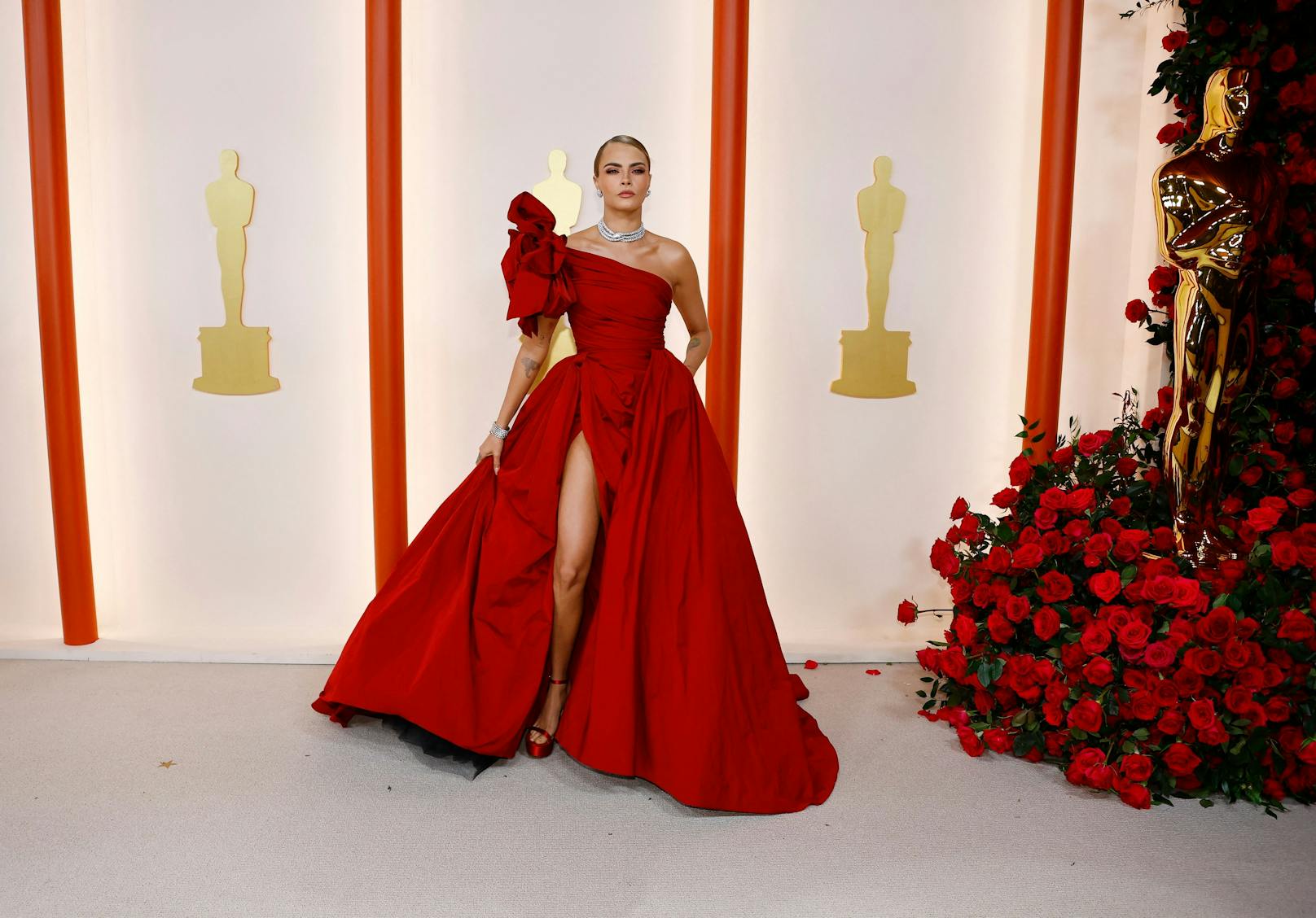 Wow, das ist Hollywood! Cara Delevingne sorgte in einer ausladenden, roten Robe mit hohem Beinschlitz und riesiger Applikation auf der Schuler aus dem Hause Elie Saab Haute Couture für Aufsehen.
