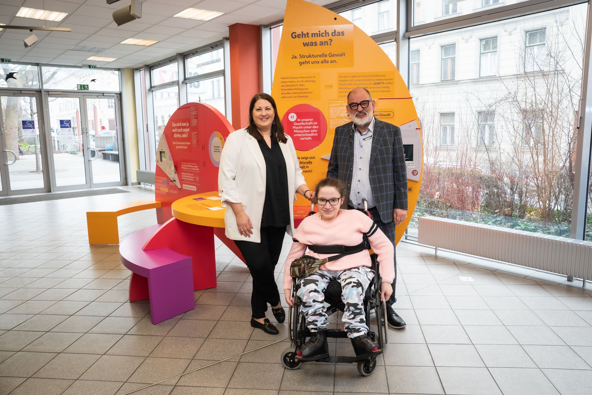 Frauenstadträtin Kathrin Gaál, Ausstellungsbesucherin Amina und Wiener Volkshochschulen Geschäftsführer Herbert Schweiger