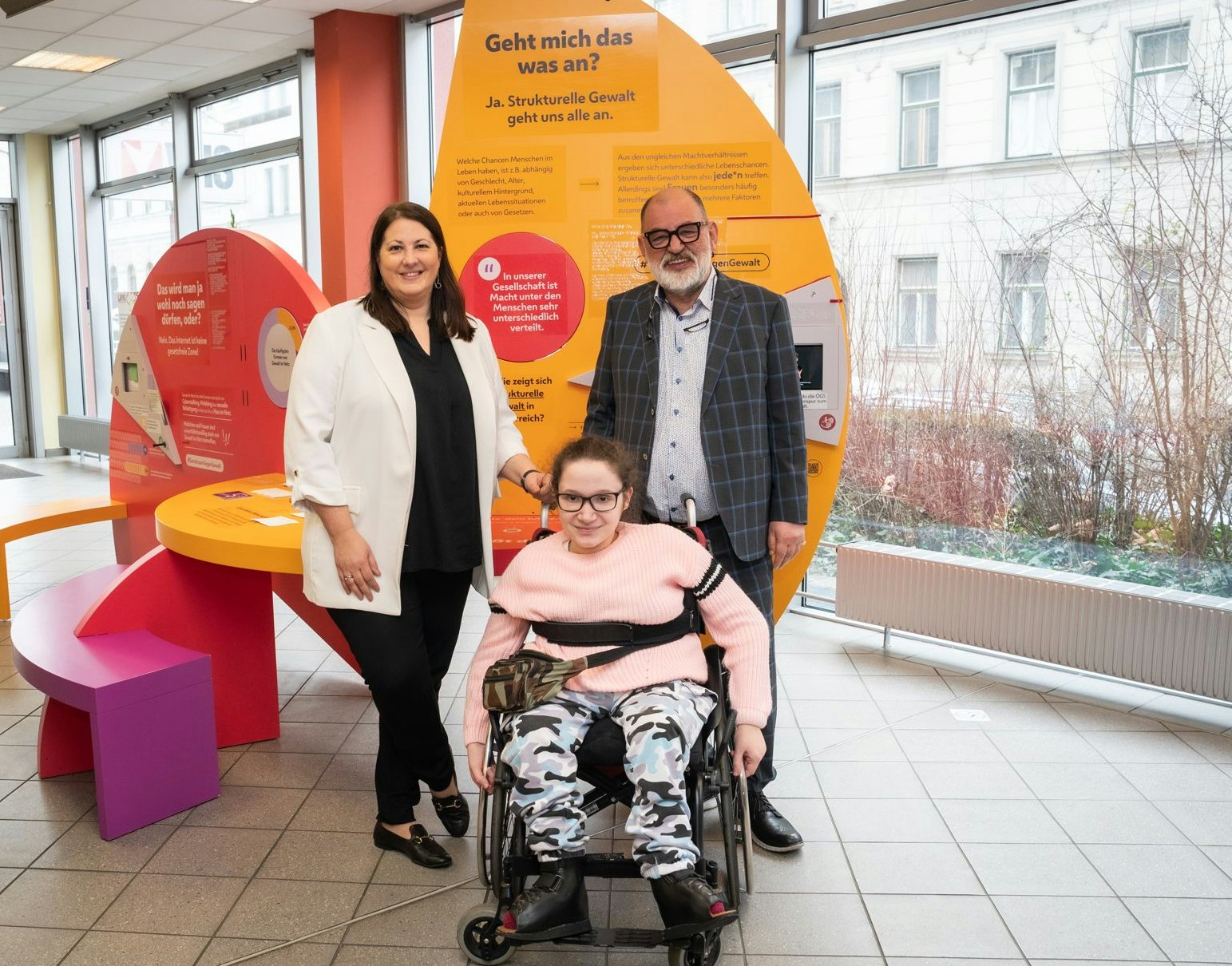 Frauenstadträtin Kathrin Gaál, Ausstellungsbesucherin Amina und Wiener Volkshochschulen Geschäftsführer Herbert Schweiger