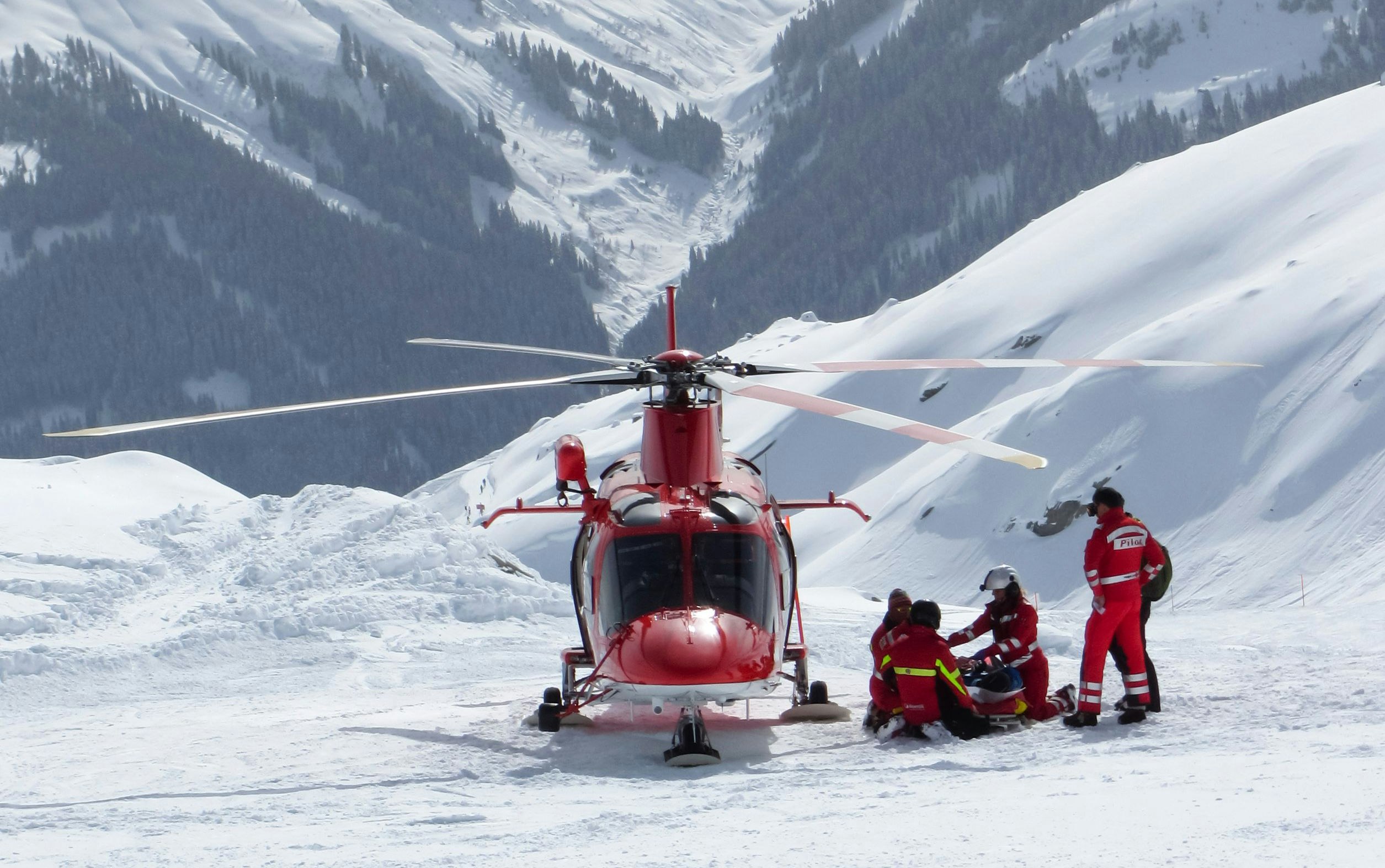 Der zweite Tourengeher alarmierte die Rettung – doch auch der Rettungshubschrauber kam zu spät. (Symbolbild)