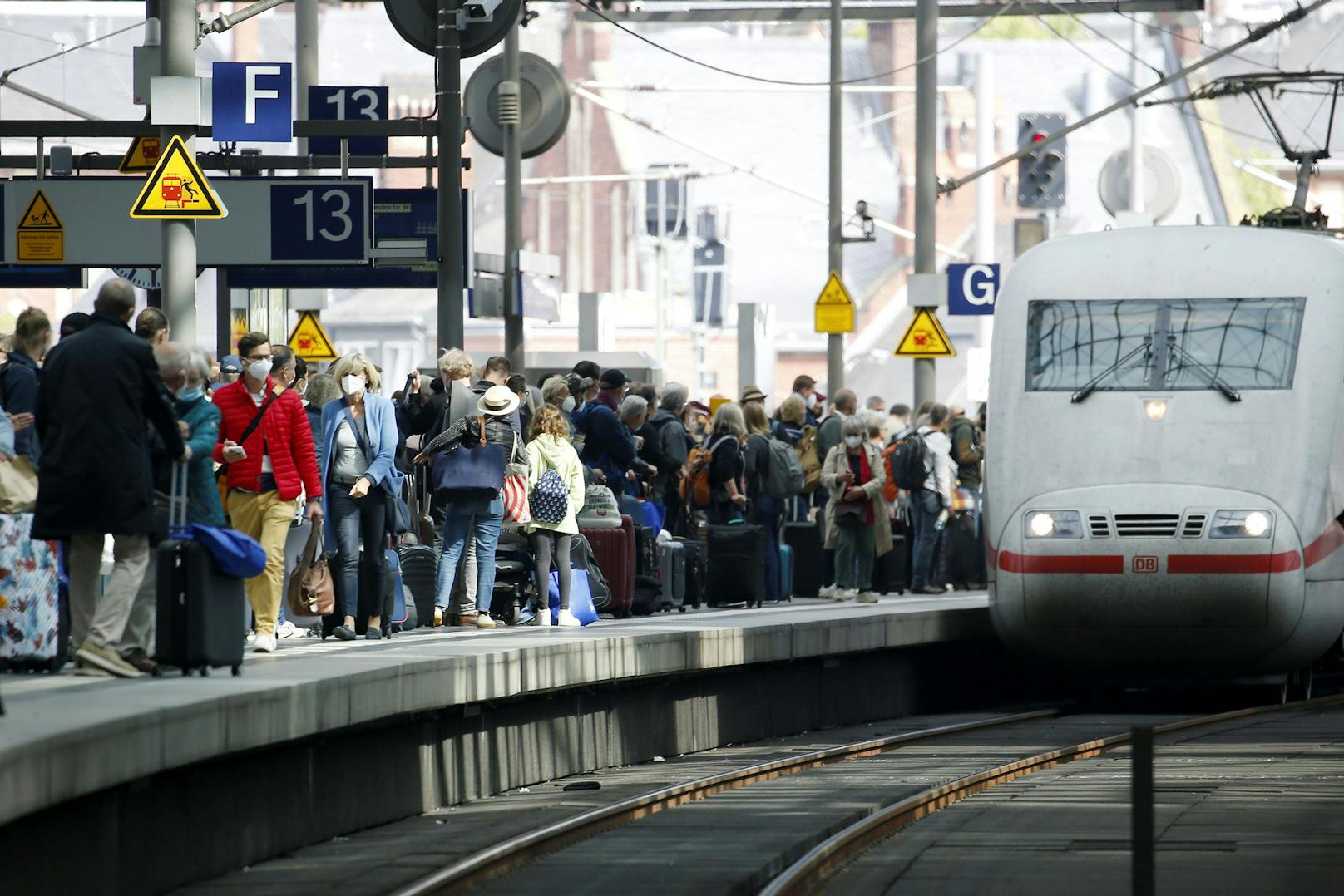 Betroffen wären neben der Deutschen Bahn auch der öffentliche Personennahverkehr, die Flughäfen und die Autobahngesellschaft des Bundes.