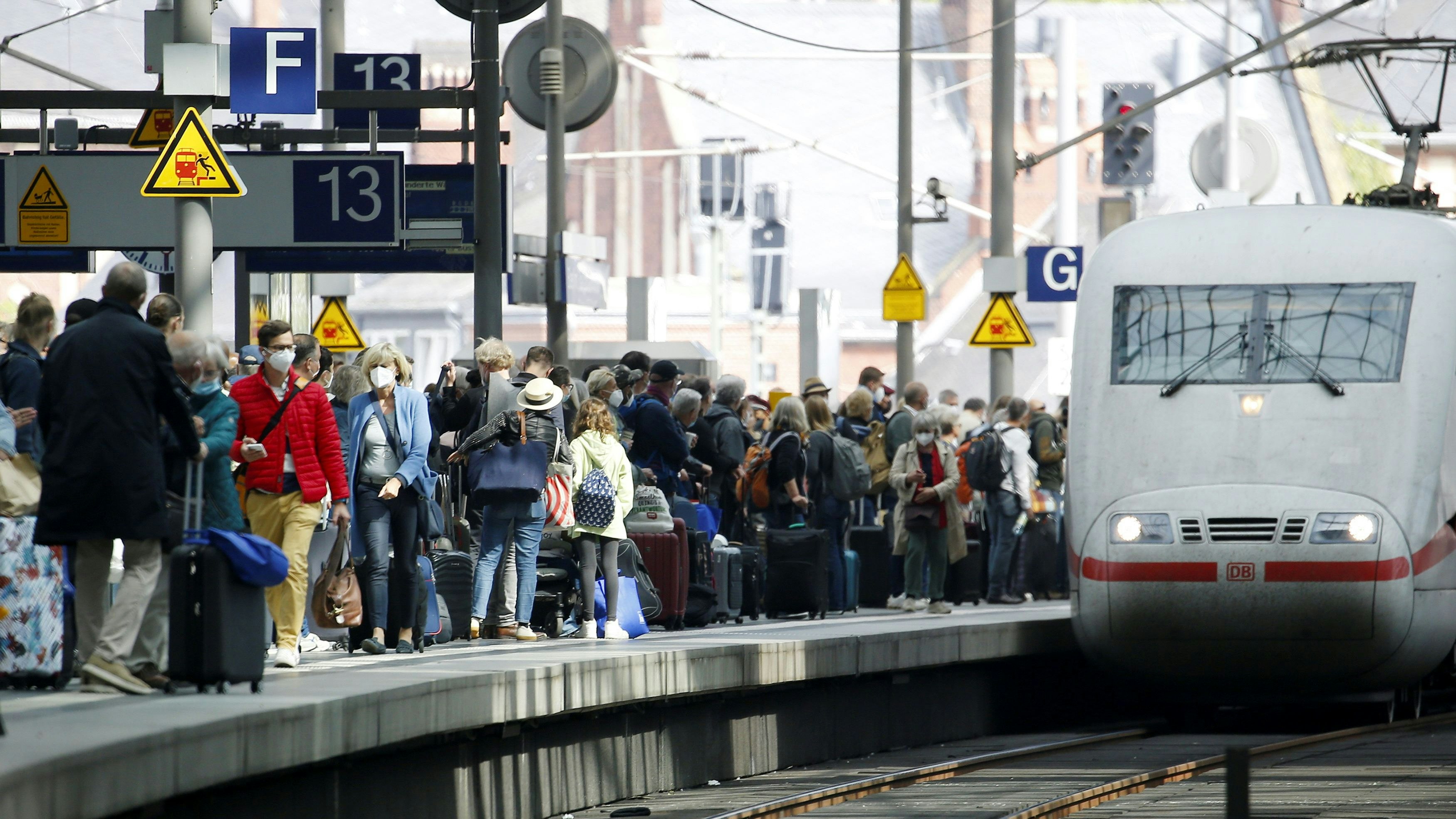 Betroffen wären neben der Deutschen Bahn auch der öffentliche Personennahverkehr, die Flughäfen und die Autobahngesellschaft des Bundes.