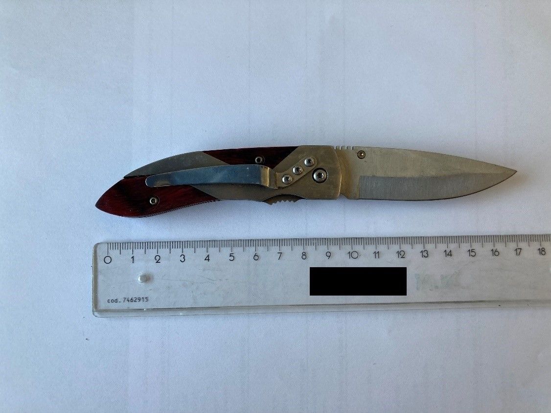 Die Beamten stellten beim Tatverdächtigen dieses Messer sicher. 