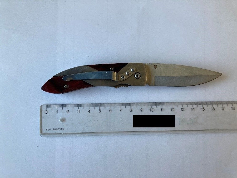 Die Beamten stellten dieses Messer sicher.