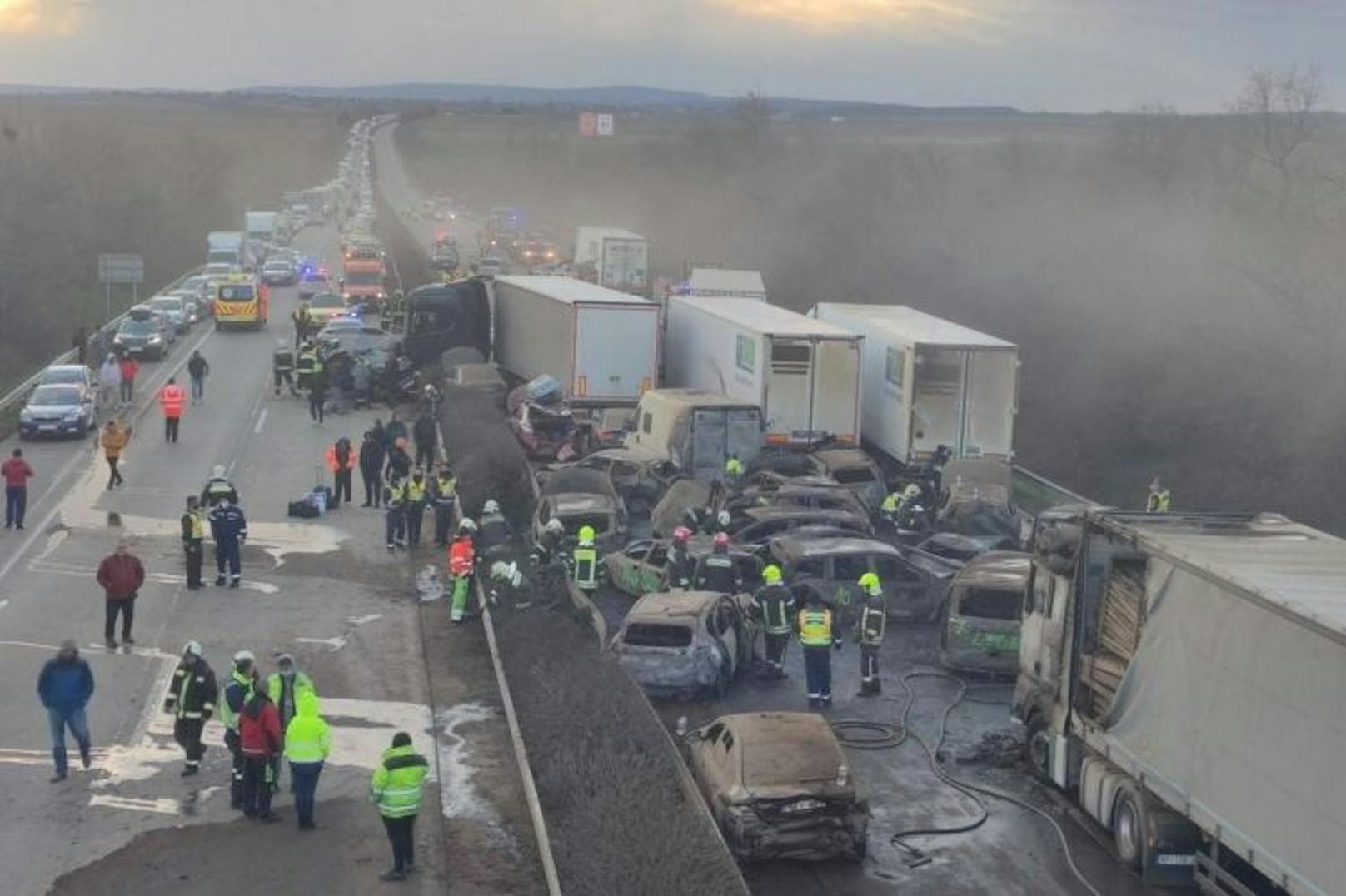 42 Autos kollidierten nach dem Sturm, 19 gerieten in Brand, ein Autofahrer kam ums Leben. 