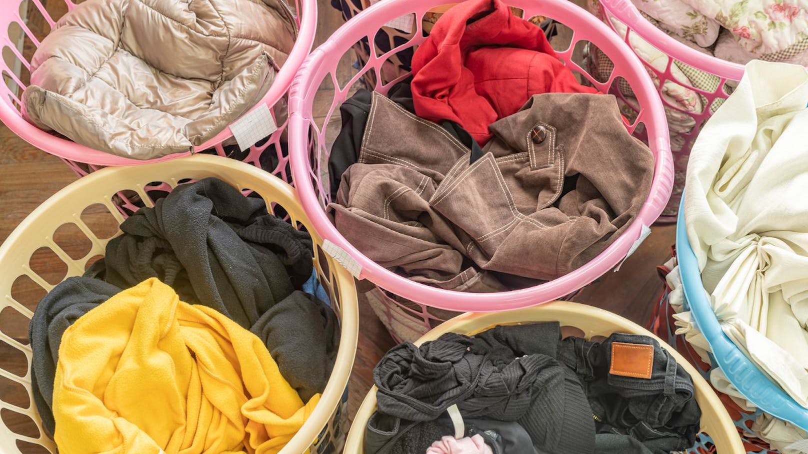 Sortiere deine Wäsche nicht nur nach Farbe, sondern auch nach der Waschtemperatur. Slips und Boxershorts sollten zum Beispiel bei 60 Grad gewaschen werden. Bei der Empfehlung einer geringeren Temperatur solltest du dringend einen Hygienespüler verwenden. 
