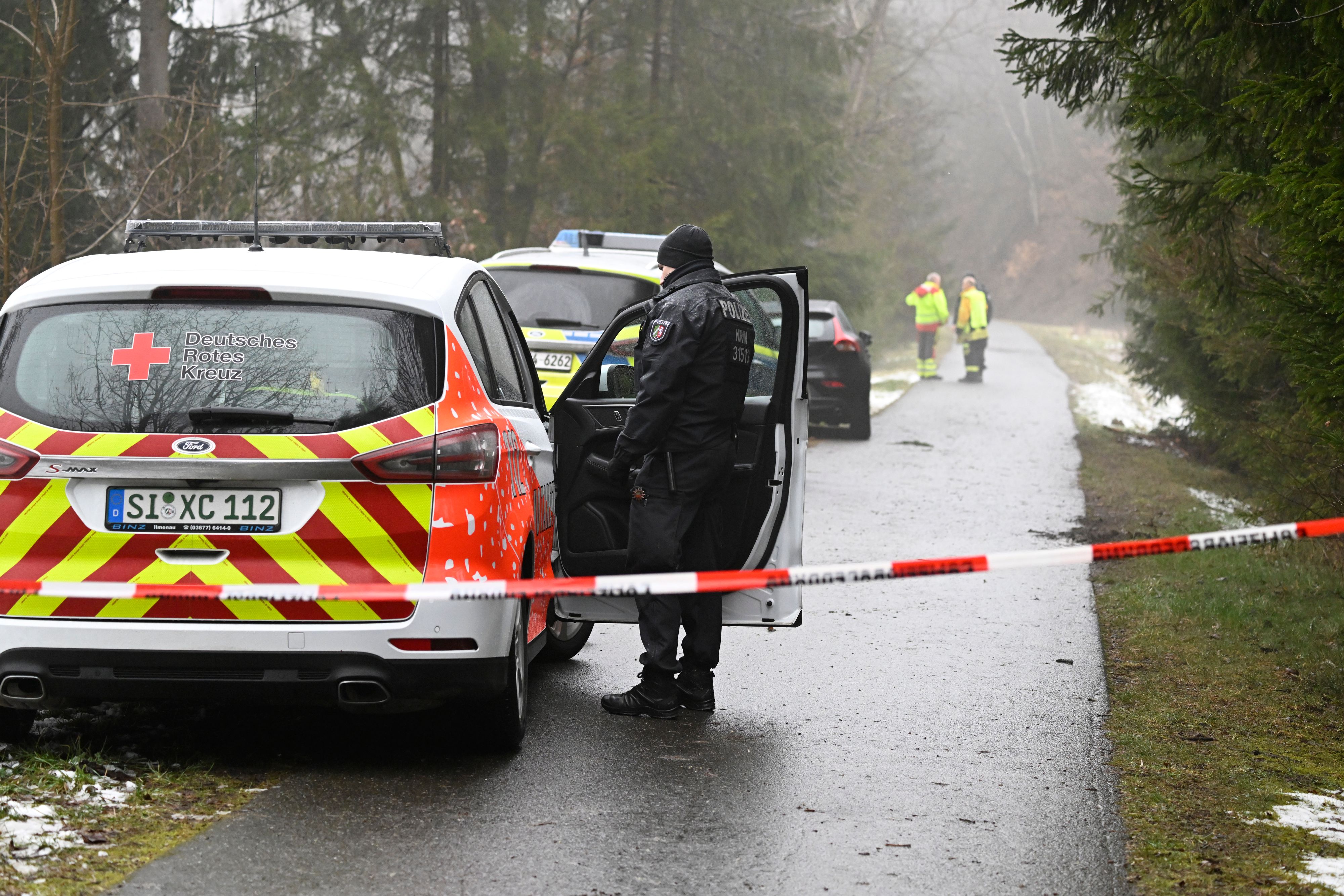 Download von www.picturedesk.com am 13.03.2023 (10:01).  12 March 2023, North Rhine-Westphalia, Freudenberg: Police forces stand at a cordon near the site where a body was found. After the discovery of a female corpse in a wooded area, the search for a missing twelve-year-old has been interrupted for the time being. Whether the female corpse is the missing twelve-year-old is still unclear, said a police spokesman. Photo: Roberto Pfeil/dpa - 20230312_PD6423 - Rechteinfo: Rights Managed (RM)