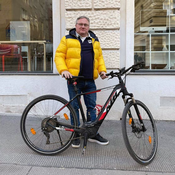 Harold Ian Miltner erledigt seine Termine in Wien mit dem E-Bike.