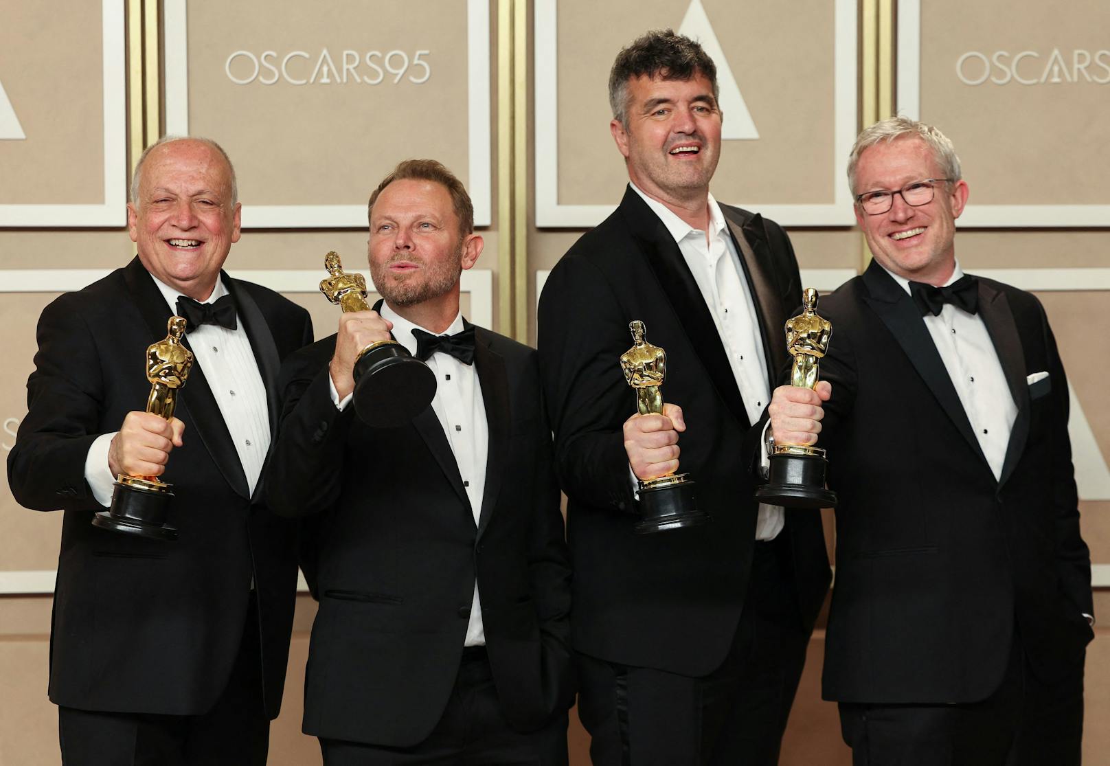 Joe Letteri, Richard Baneham, Eric Saindon und Daniel Barrett nehmen den Oscar für "Beste visuelle Effekte" für "Avatar: The Way of Water" entgegen.