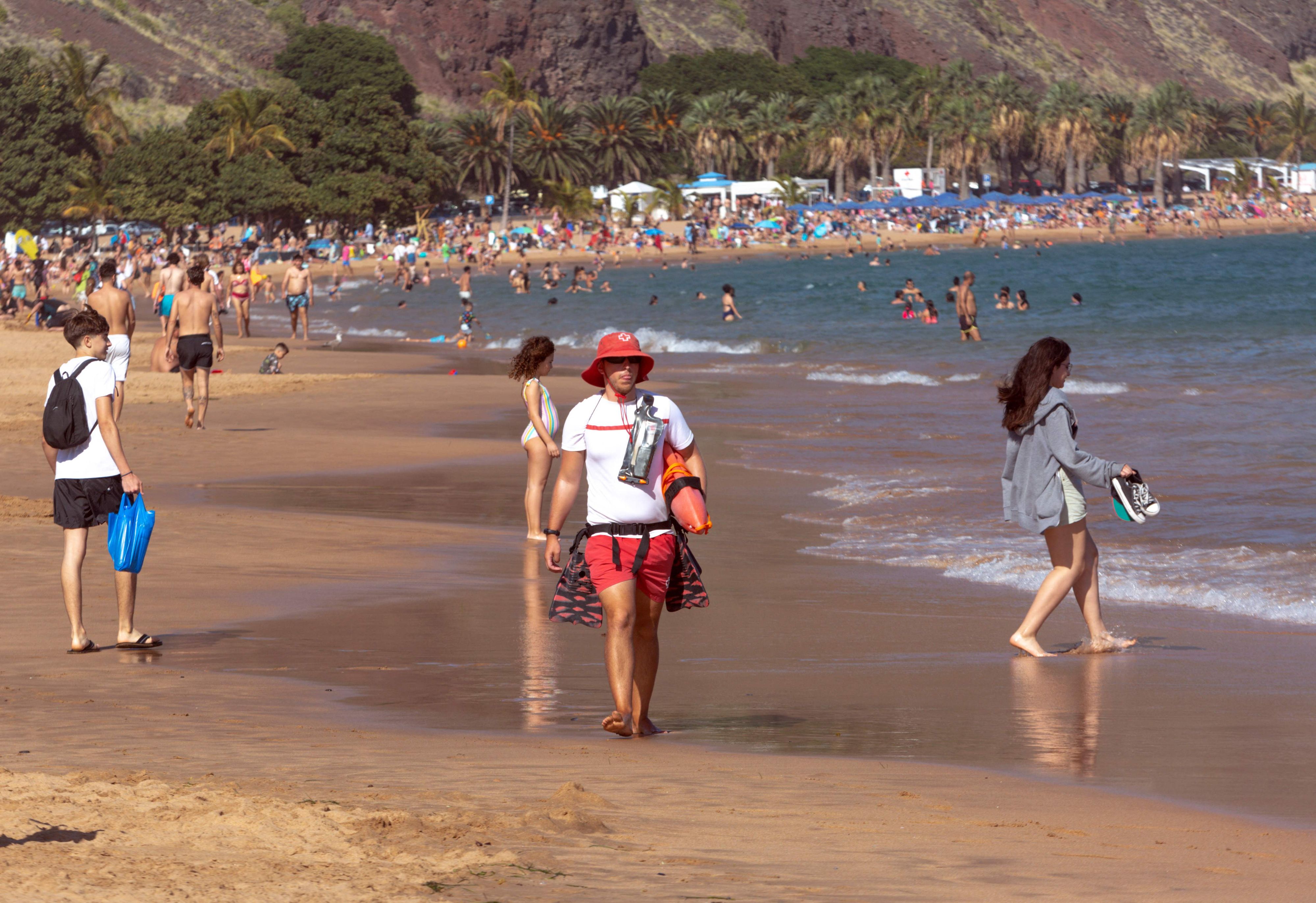 In Spanien ächzen derzeit Millionen Menschen unter Temperaturen von teils über 30 Grad. Die Strände sind überfüllt.