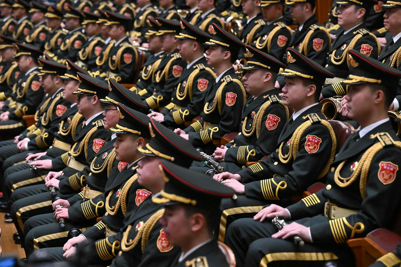 "Große Mauer aus Stahl" — China will Militär stärken