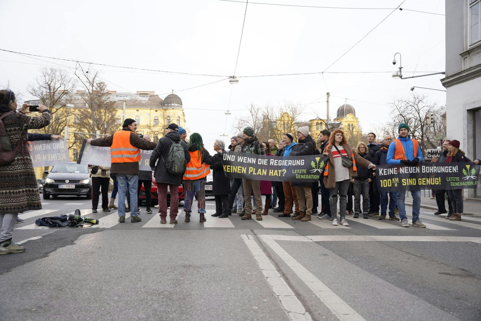 Klima-Aktivisten der "Letzten Generation" haben am 13. März 2023 mit einer Klebe-Blockade den Verkehr auf der Glacisstraße in Graz lahmgelegt.