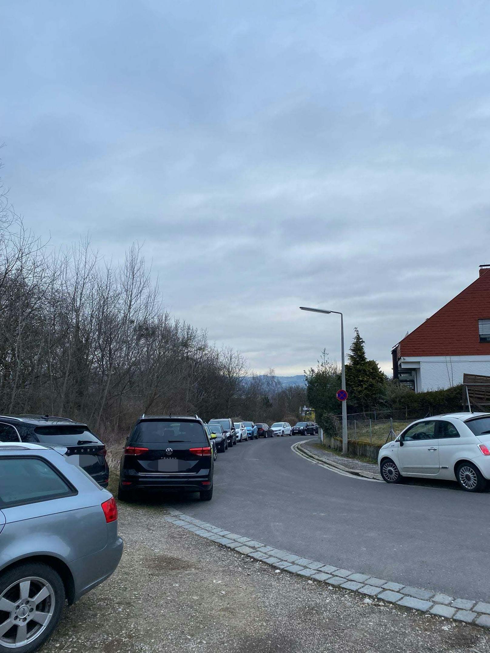 Der Froschberg – die Gegend rund um das Stadion – war massiv mit Autos zugeparkt.
