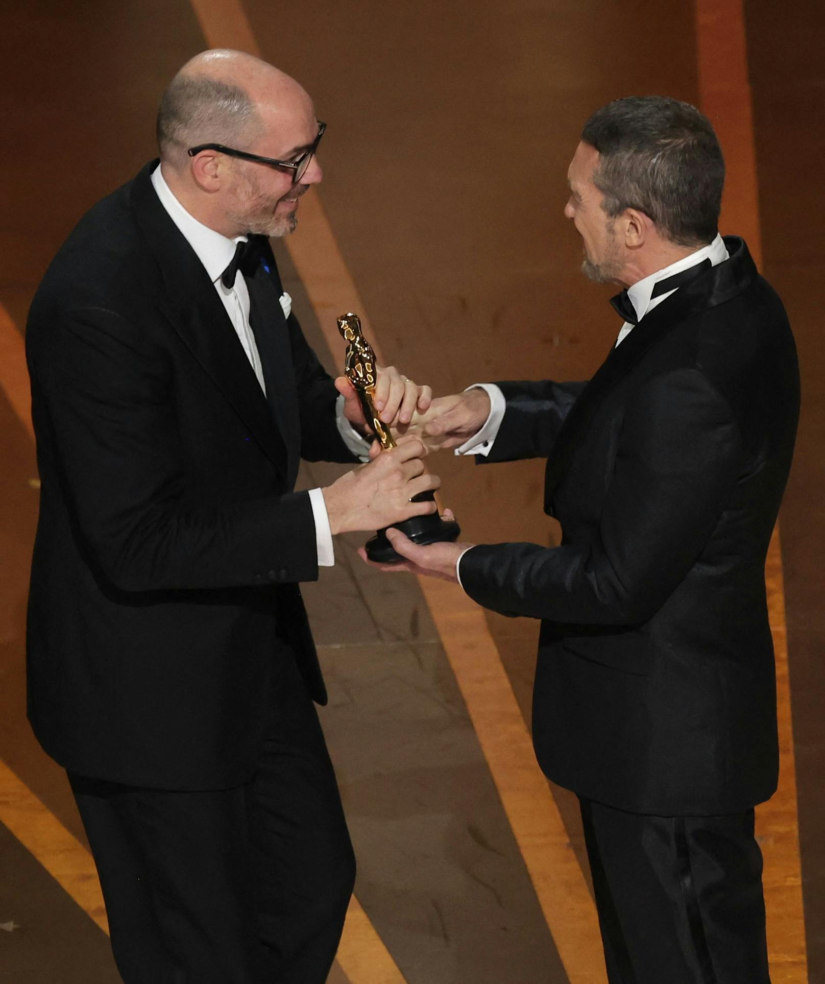 Regisseur Edward Berger erhält den Oscar für "Bester fremdsprachiger Film". ("Im Westen nichts Neues")