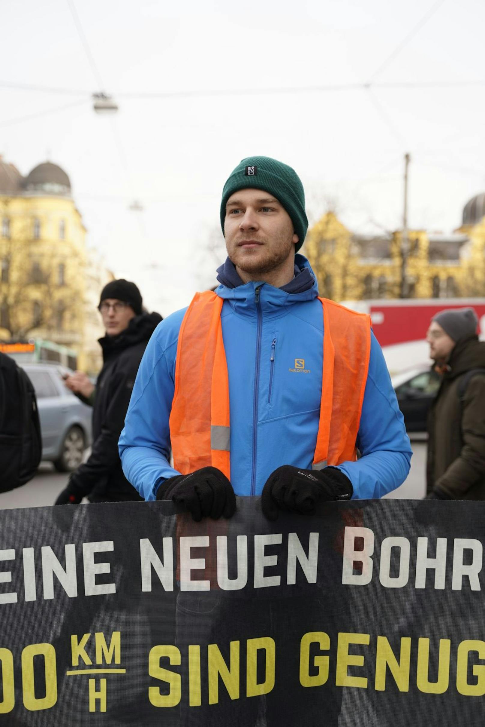 Klima-Aktivisten der "Letzten Generation" haben am 13. März 2023 mit einer Klebe-Blockade den Verkehr auf der Glacisstraße in Graz lahmgelegt.