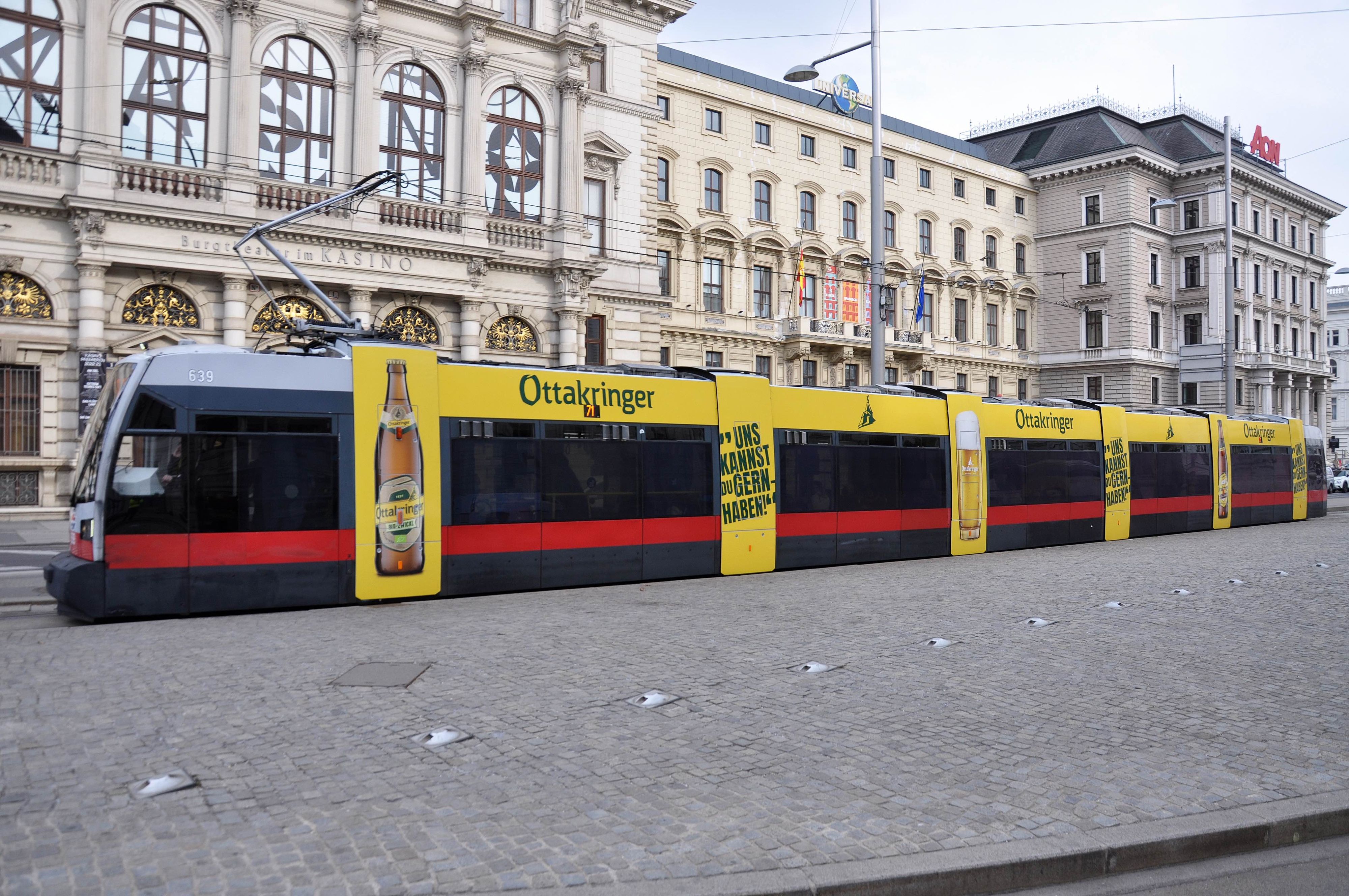 Auch mit einer Straßenbahn im gelben Design will die Brauerei alle Blicke auf sich ziehen.