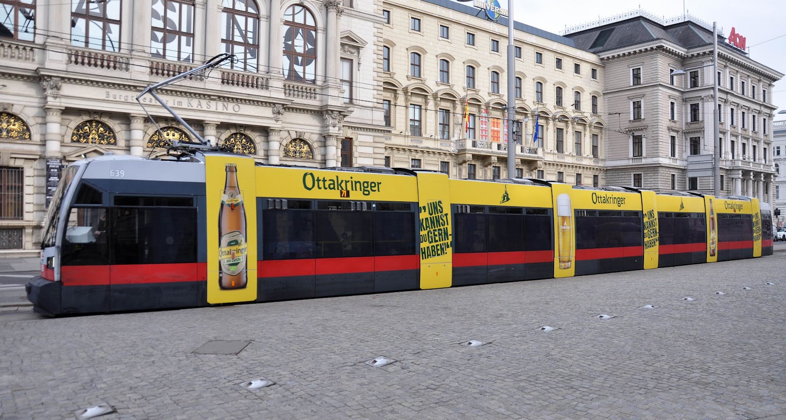 Auch mit einer Straßenbahn im gelben Design will die Brauerei alle Blicke auf sich ziehen.