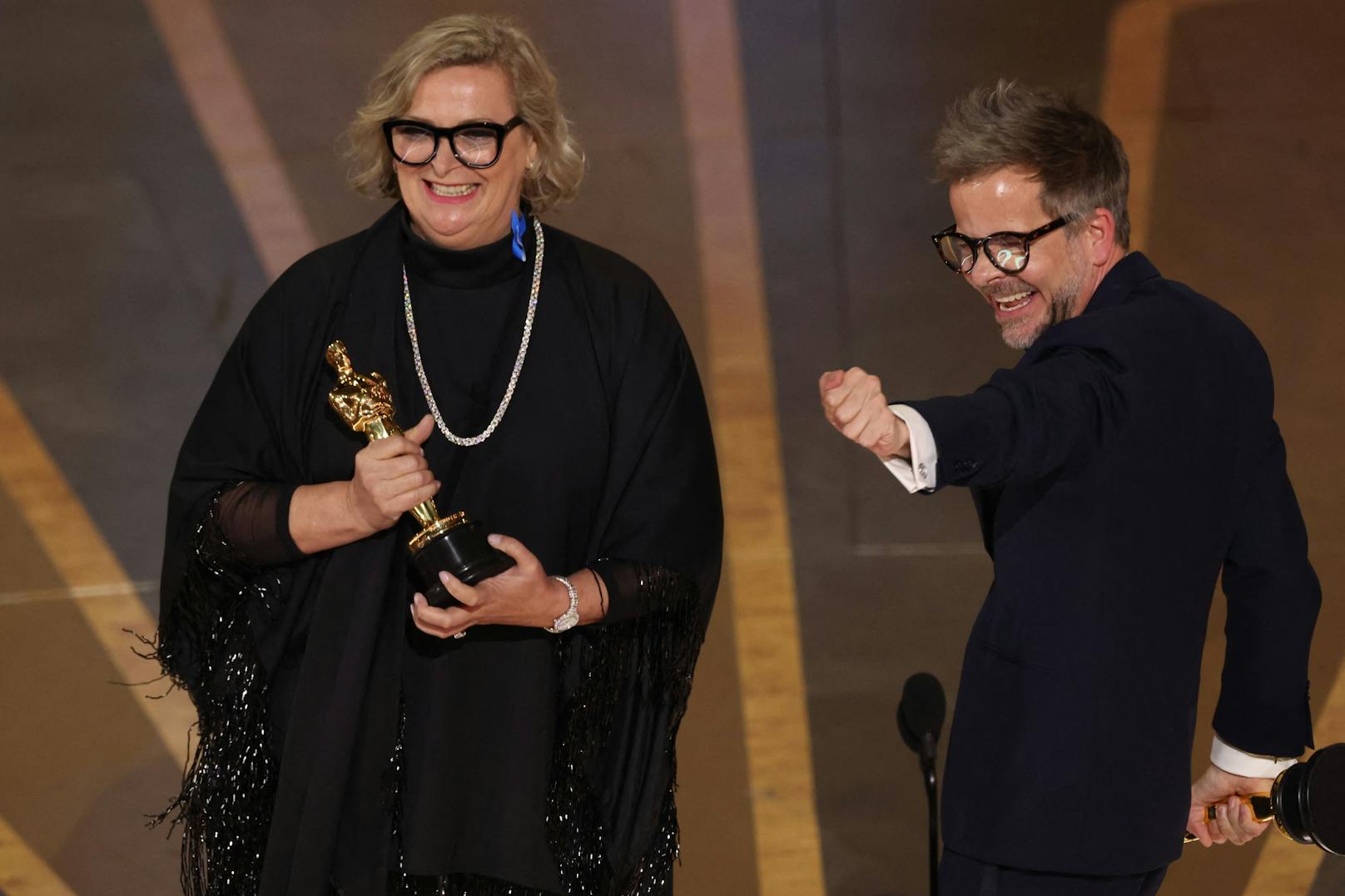 Christian M. Goldbeck und Ernestine Hipper nehmen den Oscar für "Bestes Szenenbild" entgegen. ("Im Westen nichts Neues")
