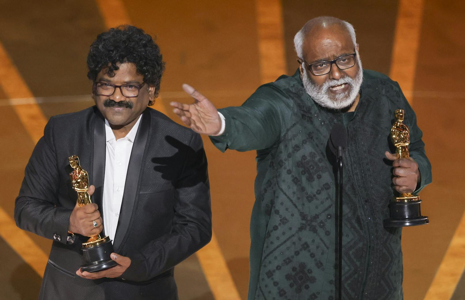 M.M. Keeravaani und Chandrabose freuen sich über den Oscar für "Bester Song". ("Naatu Naatu" von "RRR")