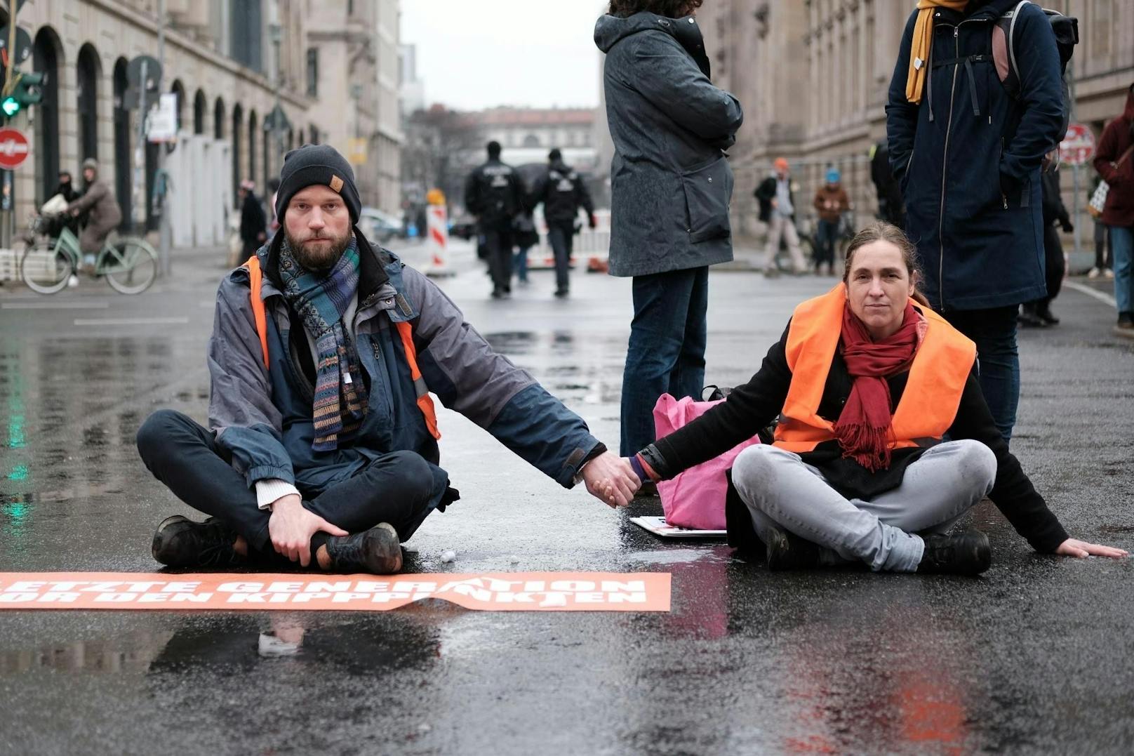 Bilder einer Straßenblockade der "Letzten Generation" in Berlin am 17. Februar 2023.