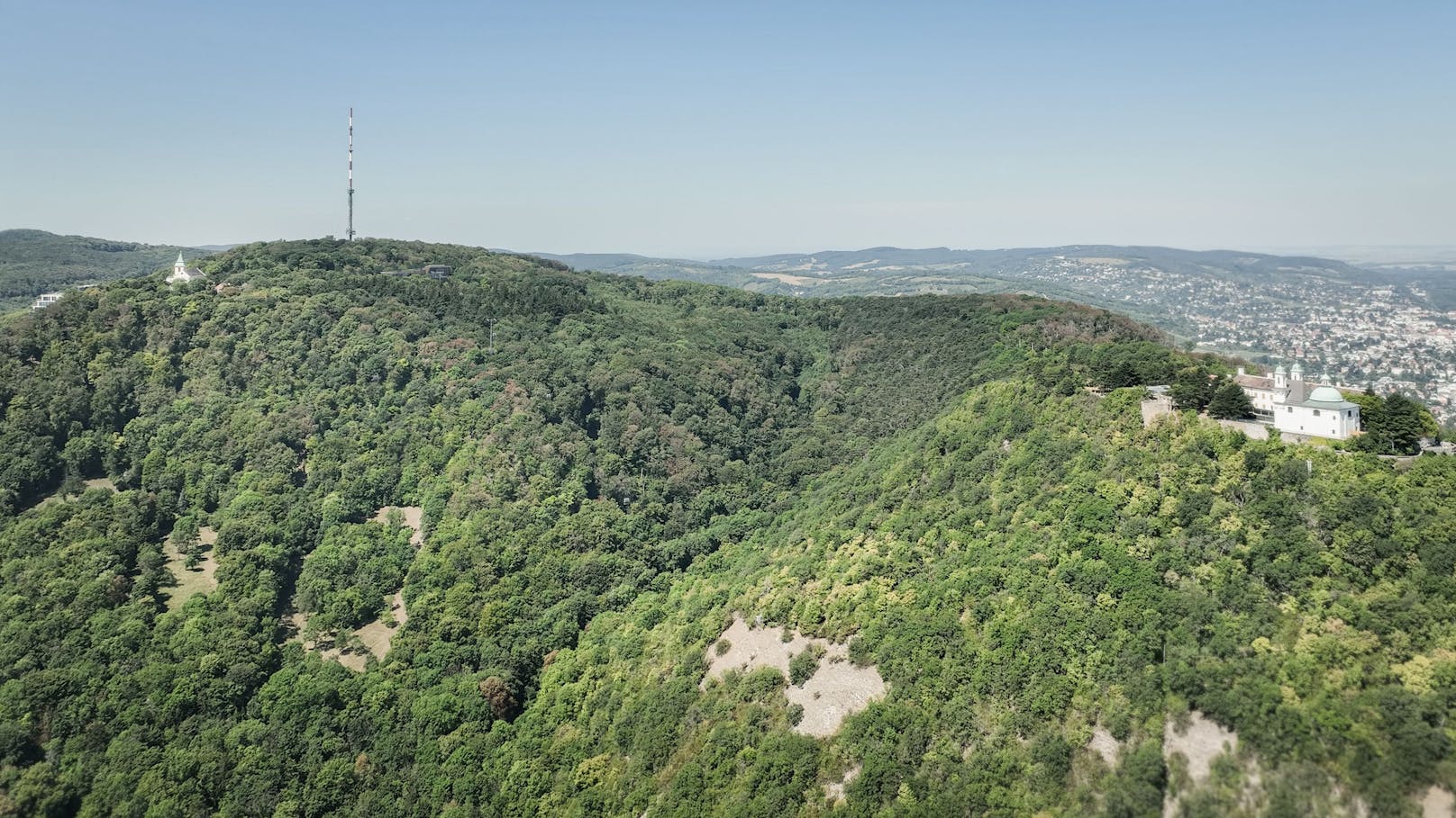 Die Trasse quert die Donau, führt dann von Strebersdorf (Wien-Floridsdorf) auf den Kahlenberg.&nbsp;