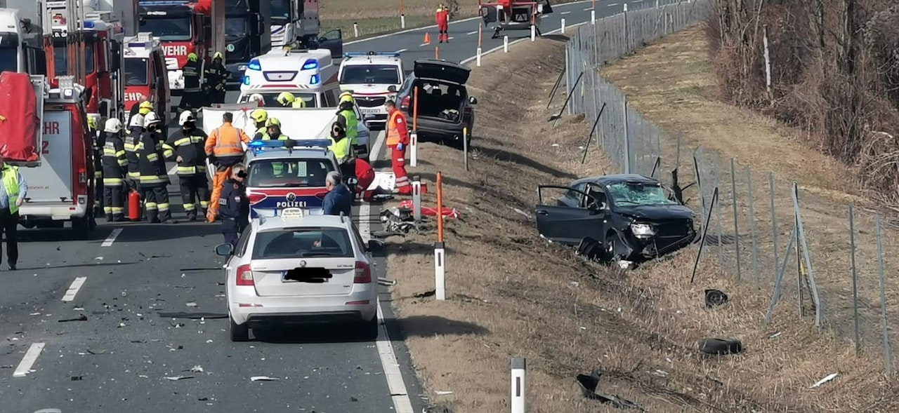Heute.at - Junge Mama ist bei Crash mit Lkw auf der Stelle tot