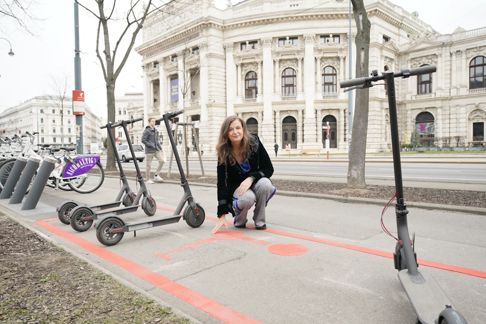 In Reih und Glied – mit dem wüsten Parken von E-Scootern vor Hauseingängen und mitten auf Gehsteigen soll jetzt Schluss sein. Ulli Sima (SPÖ) an einem der neuen Scooterparkplätze vor dem Rathaus am Montag.