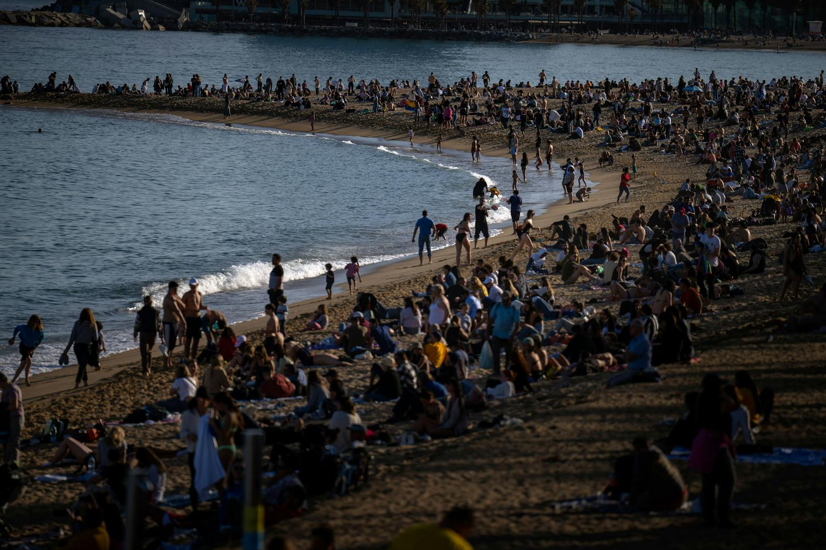 Zur Abkühlung strömten Zehntausende am Wochenende an die Mittelmeer-Strände, mancherorts hatte man sogar Probleme, das Handtuch auszubreiten. (im Bild: Barcelona)